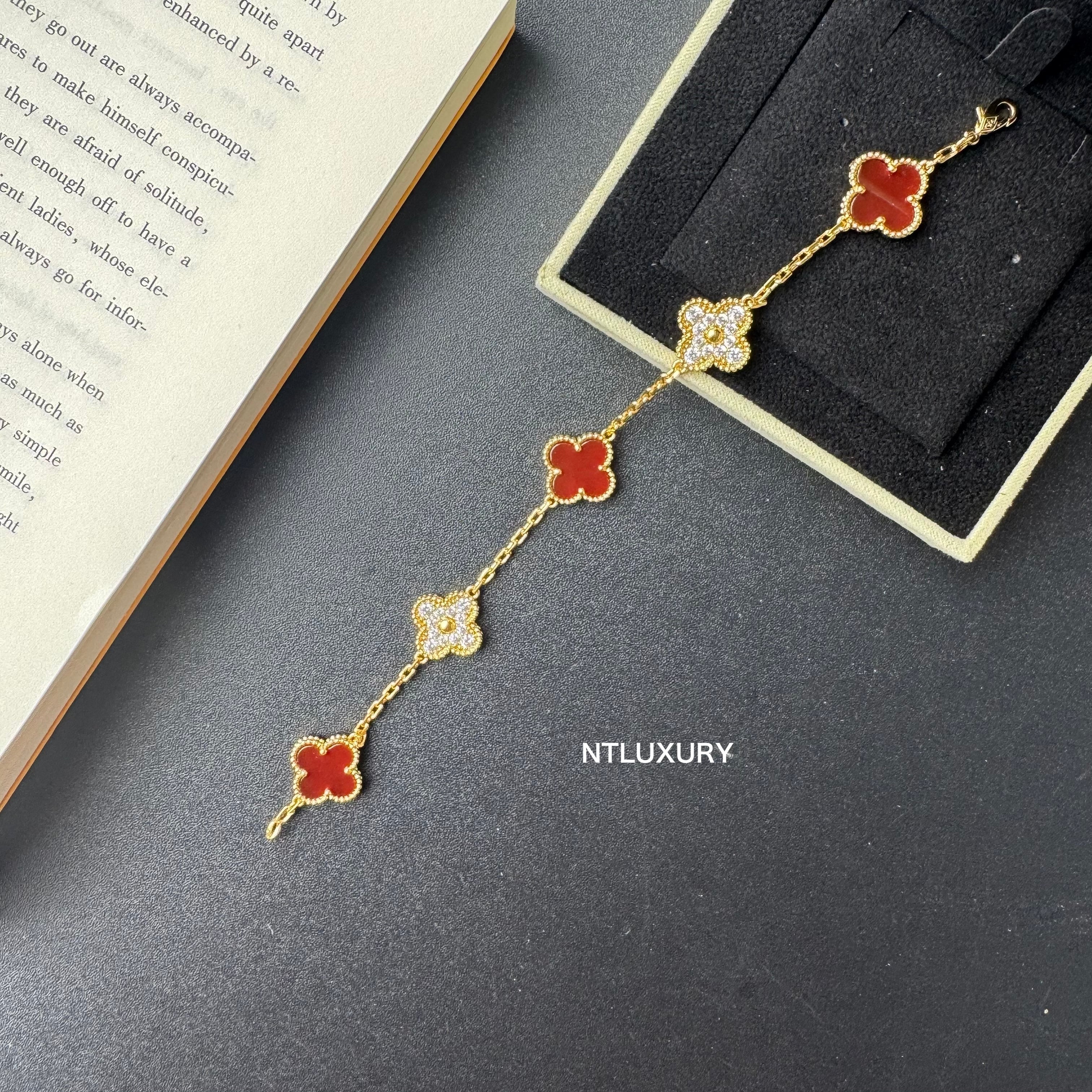 Shell Girl & Shining Leaves Bracelet (Red)