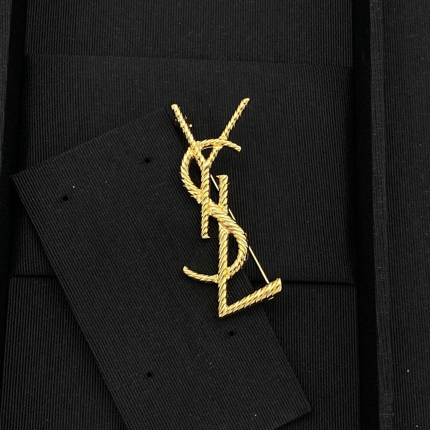 Elegant Thread Brooch